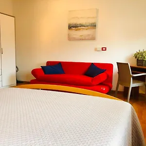 Red House With Lake View Italien