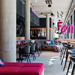 Moxy Vienna Airport Hotell